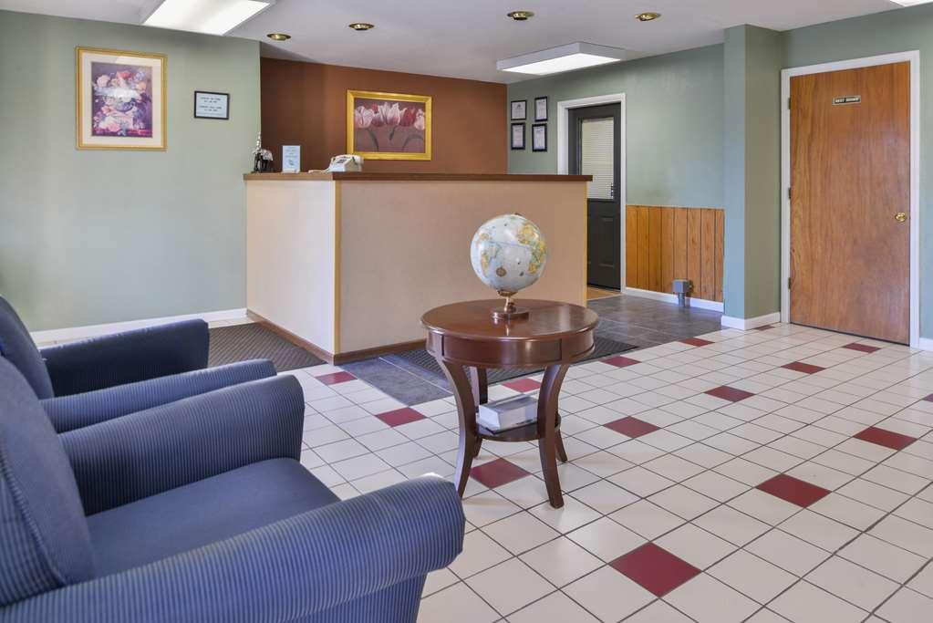 Americas Best Value Inn Of Decatur Beltér fotó